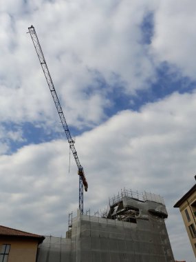 Yeni binalar inşa etmek için inşaat sahasında çalışma sürüyor
