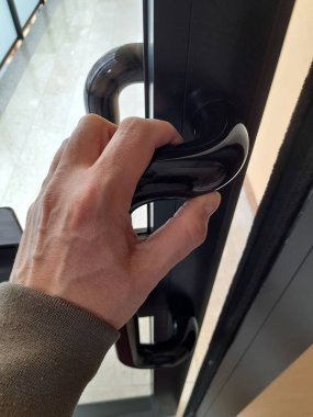 Apartman kapısını aç ve kapat.