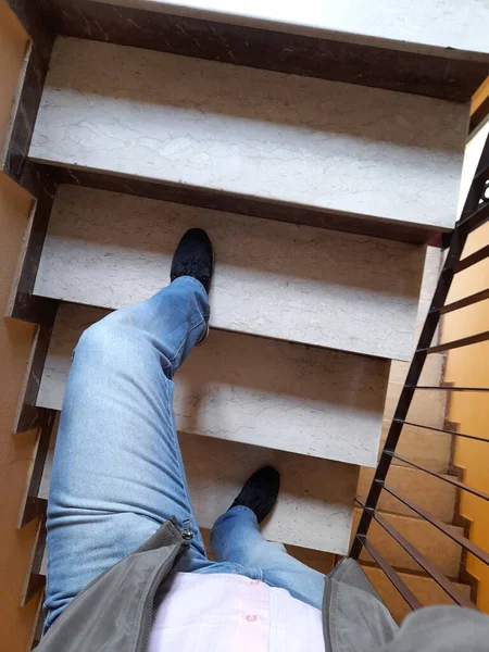 Egy Férfi Sétál Fel Társasház Lépcsőjén — Stock Fotó
