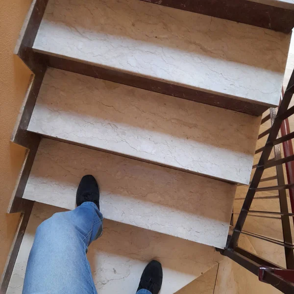 マンションの階段を歩いている男 — ストック写真