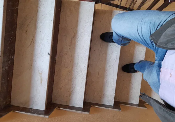 Egy Férfi Sétál Fel Társasház Lépcsőjén — Stock Fotó