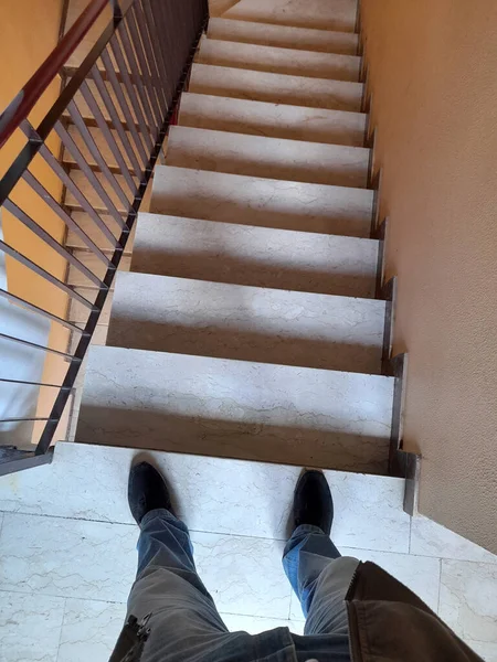 콘도미니엄 계단을 걸어오는 — 스톡 사진