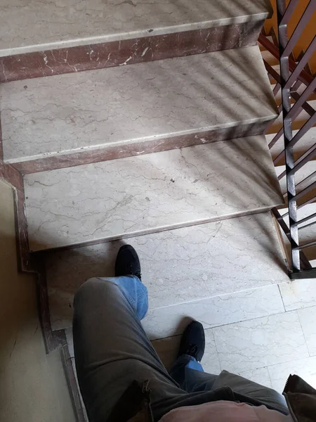 Человек Поднимается Лестнице Кондоминиума — стоковое фото