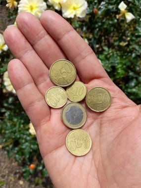 Bir adamın elinde Euro sikkeleri