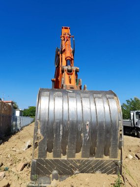 İlkbaharda inşaat alanında buldozer.