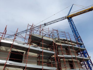 Baharda inşaat sahasında çalışma sürüyor