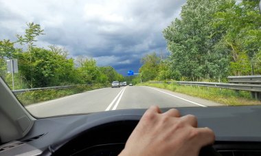 Baharda bir kır yolunda araba sürmek.