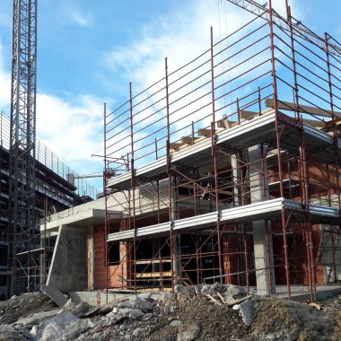 Yeni binalar inşa etmek için inşaat sahasında çalışma sürüyor