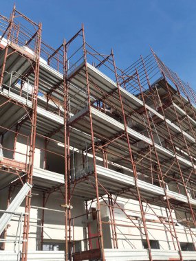 Yeni binalar inşa etmek için inşaat sahasında çalışma sürüyor