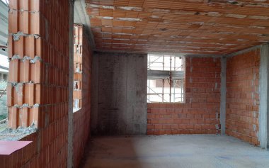 Bir apartmanda tadilat çalışması devam ediyor - inşaat alanında