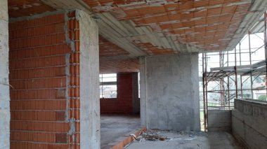 Bir apartmanda tadilat çalışması devam ediyor - inşaat alanında