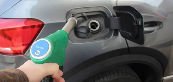 あなたの車のガソリンスタンドで燃料を補給 — ストック写真