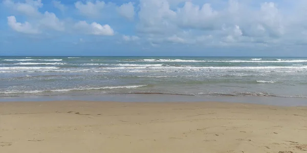 Θαλασσινά Κύματα Στην Ακτή Της Παραλίας Καλοκαίρι — Φωτογραφία Αρχείου