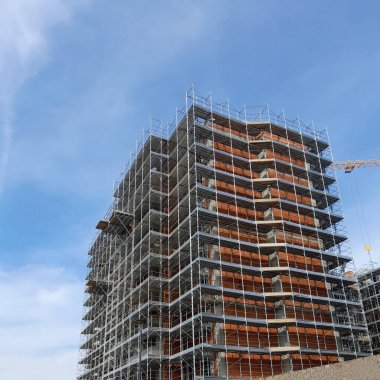 Yeni bir bina inşa etmek için inşaat sahasında çalışma sürüyor