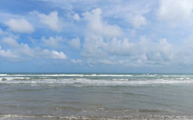 Yazın sahil, deniz ve ufukta - tatiller