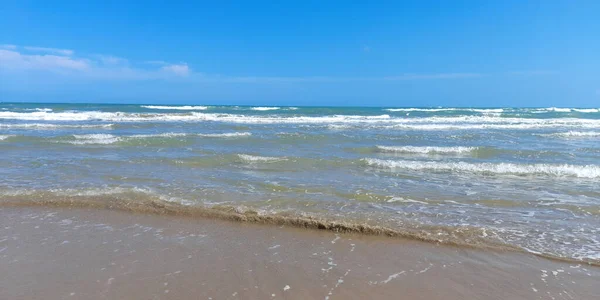 暑假期间的海滩 大海和地平线 — 图库照片