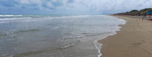 暑假期间的海滩 大海和地平线 — 图库照片