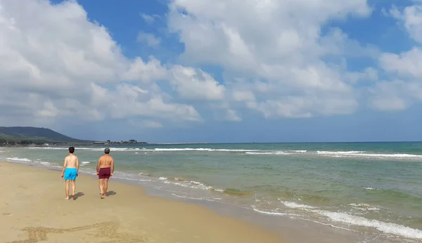 Άνθρωποι Διακοπές Περπατώντας Στην Παραλία Δίπλα Στη Θάλασσα Καλοκαίρι — Φωτογραφία Αρχείου