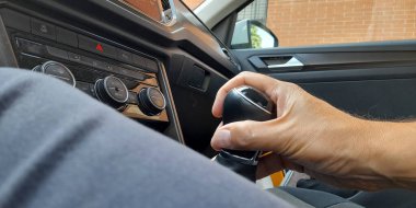 Sürücü arabasının vitesini değiştiriyor.