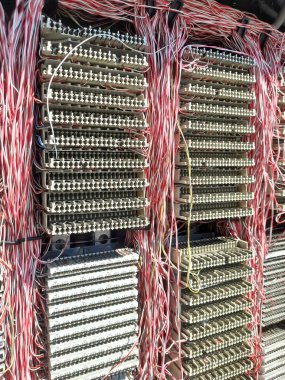 Fiber optik kablolarla internet bağlantıları için elektrik paneli