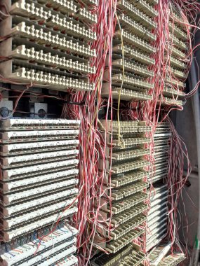 Fiber optik kablolarla internet bağlantıları için elektrik paneli