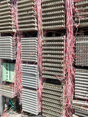 Fiber optik kablolarla internet bağlantıları için elektrik paneli
