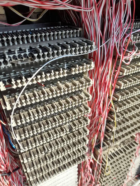 Fiber optik kablolarla internet bağlantıları için elektrik paneli