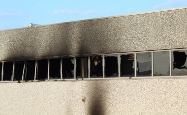 Yangının ardından endüstriyel bir binanın kalıntıları