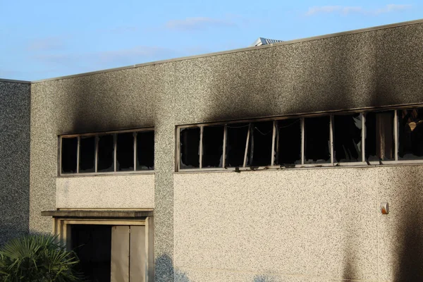 Yangının ardından endüstriyel bir binanın kalıntıları