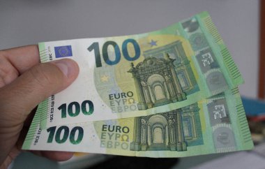 100 Euro 'luk banknotlar bir adamın elinde - zenginlik