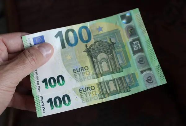 100 Notas Euro Nas Mãos Homem Riqueza — Fotografia de Stock