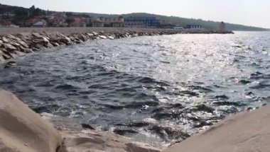 Yazın kayalıklarda deniz dalgaları