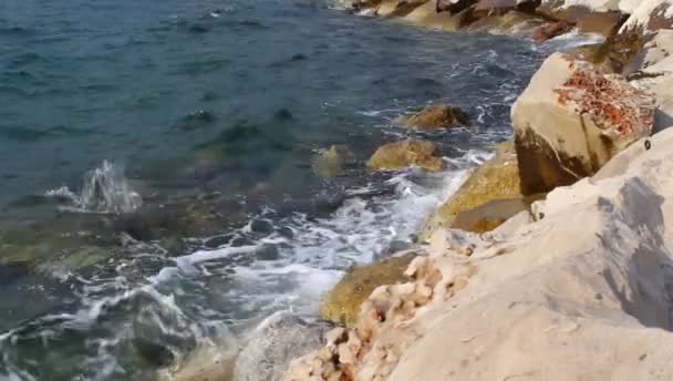 夏天岩石上的海浪 — 图库视频影像