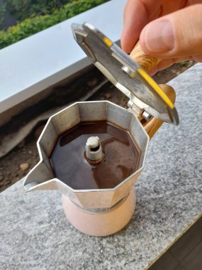 Kahve makinesinin içindeki kahve - sıcak ve lezzetli içecek