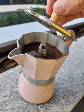 Kahve makinesinin içindeki kahve - sıcak ve lezzetli içecek