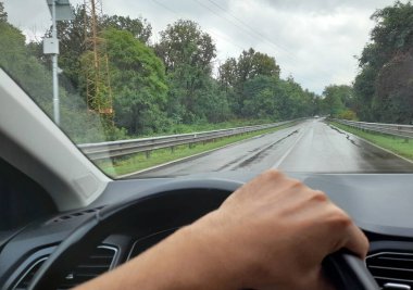 Sonbaharda bir kır yolunda araba kullanmak - kötü hava