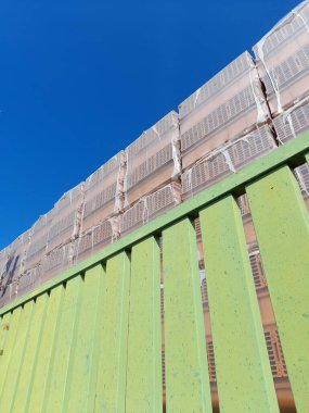 İnşaat alanına gönderilmek üzere yeni paketlenmiş tuğlalar.