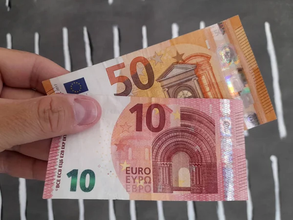 50欧元 10欧元和5欧元钞票在一个人手里 — 图库照片