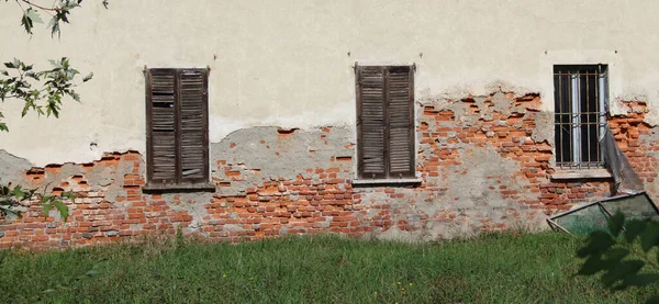 歴史ある農家屋敷の壁に湿ったことによる深刻な被害 ストックフォト