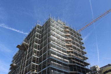 İnşaat alanında yeni binalar inşa etme çalışmaları sürüyor.