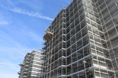 İnşaat alanında yeni binalar inşa etme çalışmaları sürüyor.