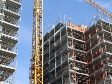 İnşaat alanında yeni binalar inşa etme çalışmaları sürüyor.