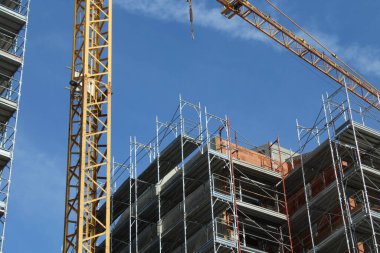 İnşaat alanında yeni binalar inşa etme çalışmaları sürüyor.