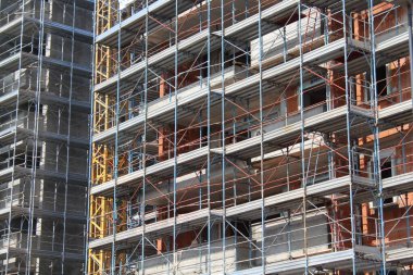 İnşaat alanında yeni binalar inşa etme çalışmaları sürüyor.