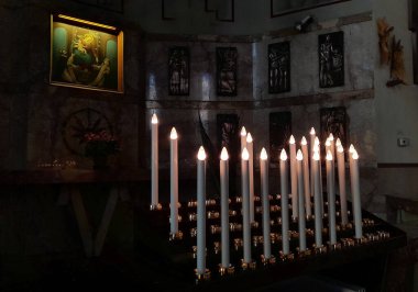 İtalya 'da bir katedralde mumlar yakıldı.