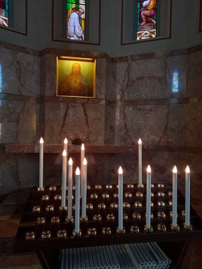İtalya 'da bir katedralde mumlar yakıldı.
