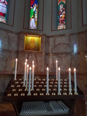 İtalya 'da bir katedralde mumlar yakıldı.