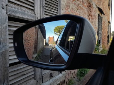 Araba dikiz aynası - eski kasabanın sokaklarından geçiyor