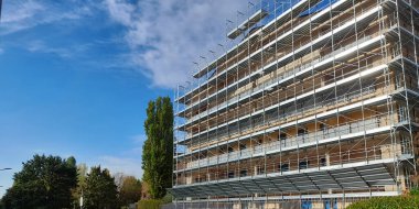 İnşaat alanında tadilat çalışmaları sürüyor.