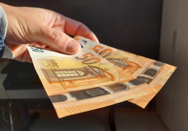 50 banknot zengin bir adamın elinde.